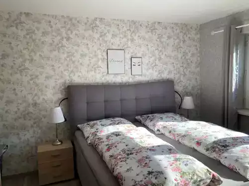 Schlafzimmer-mit-Boxspringbett-für-erhohlsamen-Schlaf
